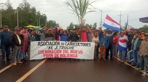Cañicultores continúan con cierre de ruta en zona de Nueva Londres - Noticiero Paraguay