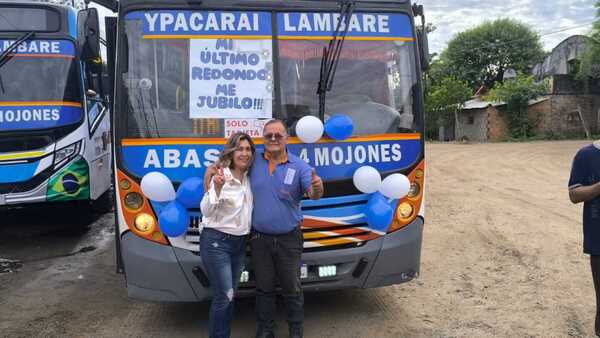 Chofer hizo su último redondo y se jubiló en medio de aplausos de sus compas