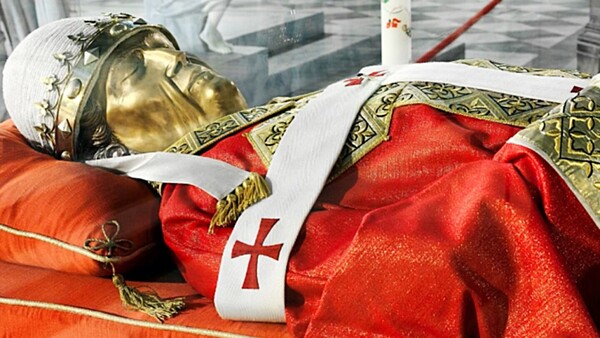 Palomas, ejecuciones y encierro, curiosidades en elecciones del Papa