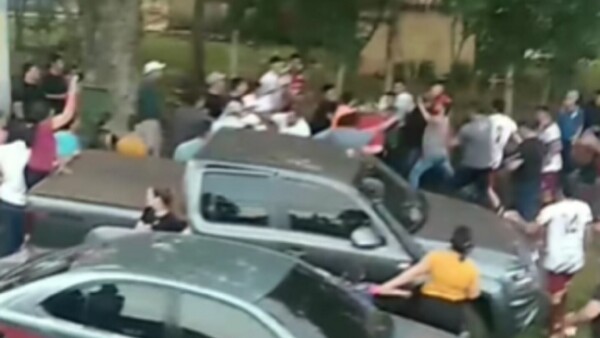 Partido de fútbol termina en una batalla campal en San Joaquín