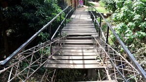 Puente en mal estado apeligra a vecinos de Zeballos Cué