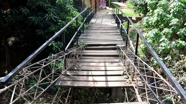 Puente en mal estado apeligra a vecinos de Zeballos Cué