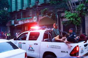 “Barrieron” con “aguantaderos” en Asunción: encontraron montón de “pipas” y “espadas”