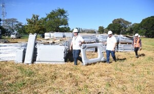 Instalan flotadores para futura planta solar en Itaipú