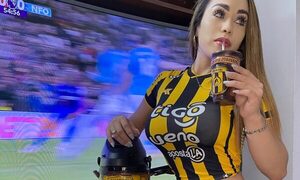 ¡Mamauuu! Así espera esta fanática aurinegra el partido de Guaraní contra Nacional de Potosí