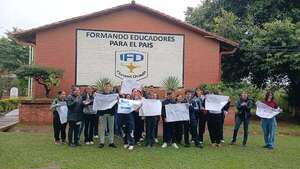 Estudiantes afectados por filtración de exámenes suspenden movilizaciones y se asesoran con un abogado - Nacionales - ABC Color