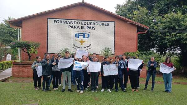 Estudiantes afectados por filtración de exámenes suspenden movilizaciones y se asesoran con un abogado - Nacionales - ABC Color