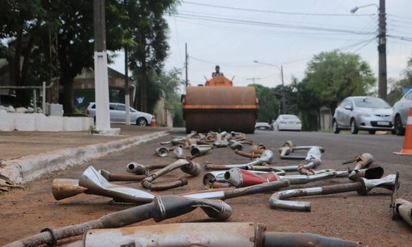 Municipalidad de Franco destruye más de 200 caños de escape con roncadores incautados en controles