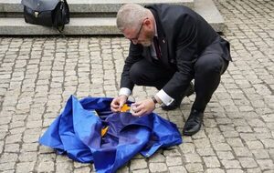 (VIDEO). ¡Ndi! Candidato presidencial polaco se limpió los zapatos con la bandera de la Unión Europea