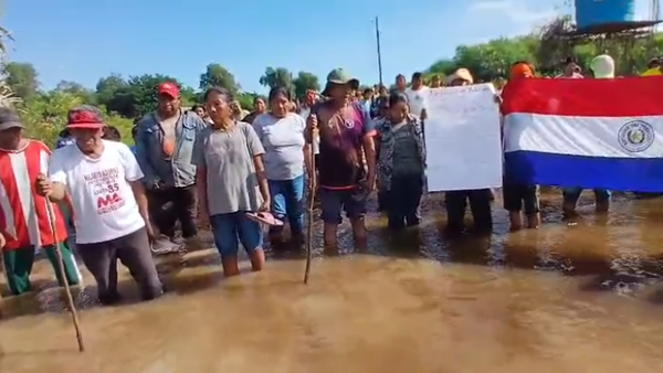 Con el agua en las rodillas, indígenas del Chaco claman por más asistencia