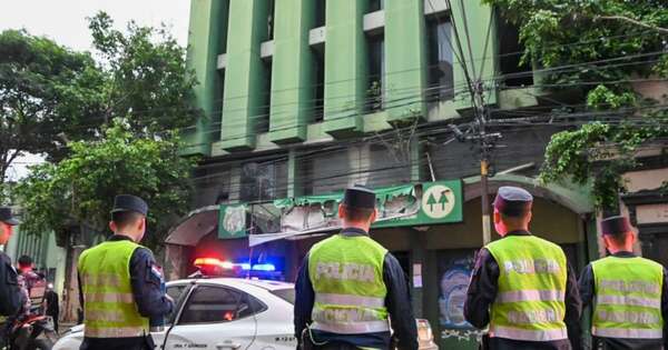 La Nación / En dos intervenciones para recuperar edificios abandonados de Asunción demoran a 12 personas