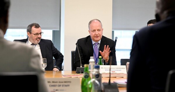 El Gobierno reconoce que se endeudó para pagar a los transportistas mientras la deuda pública se dispara