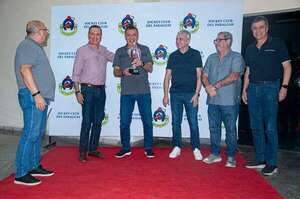 Turf: Black Fax imparable - Polideportivo - ABC Color