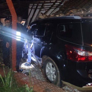 Ebria al volante chocó contra una vivienda en Capiatá - 1000 Noticias