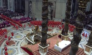Antes de ir al encierro, cardenales participan de la misa ‘Pro eligiendo pontífice’