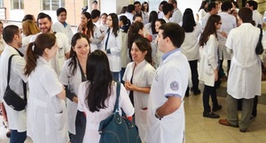 Rechazan sobrecarga a médicos residentes