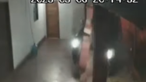 Video: Conductora choca y derrumba parte de una casa y da positivo al alcotest en Capiatá