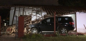 Mujer alcoholizada destroza parte de una vivienda en Capiatá - trece