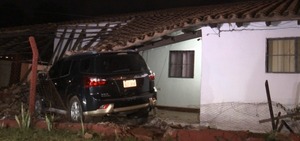 Conductora ebria derribó parte de una vivienda en Capiatá - Unicanal