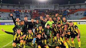 Peñarol golea y llega a la cima del grupo H