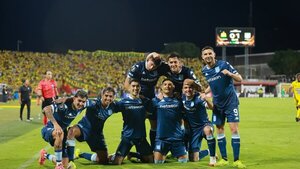 Racing golea al Bucaramanga en Colombia y asalta el liderato