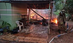 Incendio consume vivienda en el barrio San Miguel de Ciudad del Este