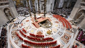 Los cardenales se retiran a almorzar antes de encerrarse en la Capilla Sixtina