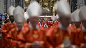 La Constitución vaticana y los ritos del cónclave, en la mesa de los cardenales