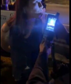(VIDEO) Conductora tatacha perdió el control y derribó una vivienda