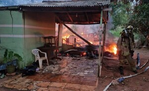 Incendio consumió parte de una vivienda, en el barrio San Miguel