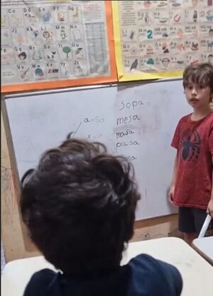 (Video) “Profe argel”: niño reta a su hermanito por no prestar atención en clase