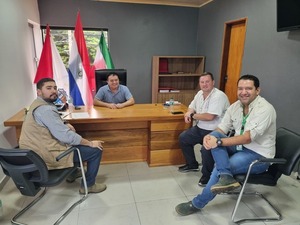 VISITA DE FUNCIONARIOS DE LA EBY EN TRINIDAD