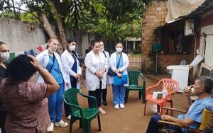 Profesionales de salud realizan visitas domiciliarias