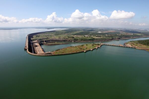«Planta solar flotante es un desafío que puede redefinir rol de la Itaipu como generadora de energía»