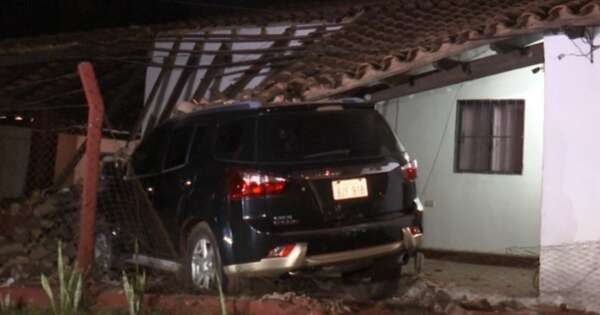 Diario HOY | Conductora ebria choca y provoca serios daños a una vivienda en Capiatá