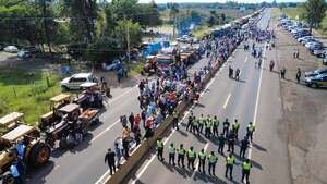 Protesta de cañicultores genera 10 kilómetros de embotellamiento sobre ruta PY02 - Nacionales - ABC Color