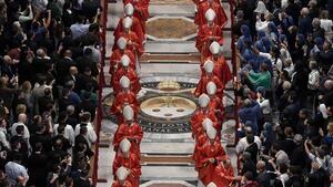 Comienza la procesión de los cardenales a la Capilla Sixtina para el inicio del cónclave