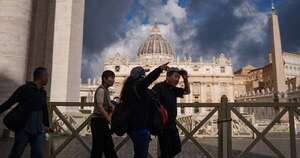 La Nación / Cónclave: más de 5.000 periodistas acreditados y el Vaticano saturado de fieles