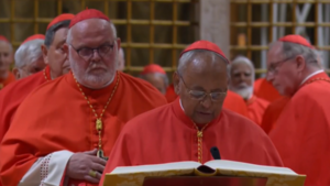 Los cardenales prestan juramento antes de encerrarse en el cónclave