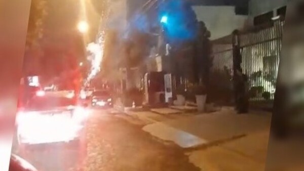 Noche de furia cerrista: Hinchas escracharon a Zapag con petardos frente a su casa