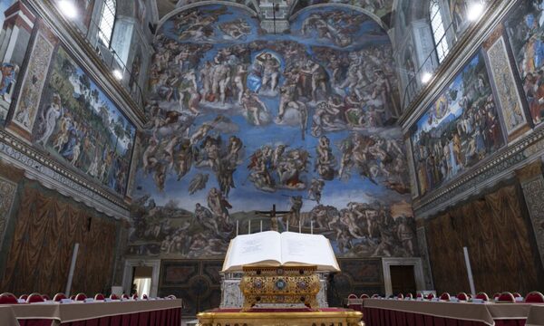 Cardenales se encierran en la Capilla Sixtina para elegir al sucesor de Francisco