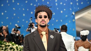 Modista "sin palabras" al ver a Bad Bunny con su diseño de sombrero en Met Gala