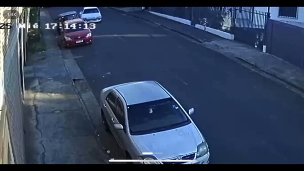 Buscan al conductor de un Toyota Premio blanco por choque y fuga en Encarnación