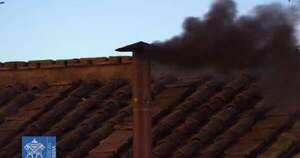 La Nación / Humo negro, el mundo sigue en la espera de un nuevo papa