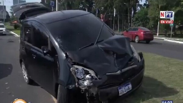 Aparatoso accidente en la intersección de la autopista Silvio Pettirossi
