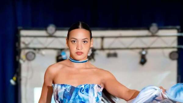 Modelo paraguaya gana concurso de moda y apela a la solidaridad para viajar a España
