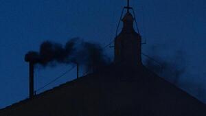 El significado del humo negro en la fumata del Vaticano