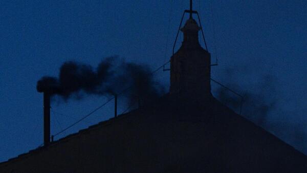 El significado del humo negro en la fumata del Vaticano