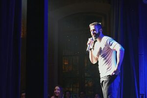 Dave Weil vuelve al Teatro Latino con su unipersonal “Crisis de los Casi 40”