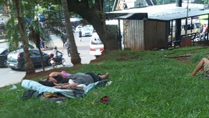 Abandono convierte en baño público paseo central del microcentro esteño